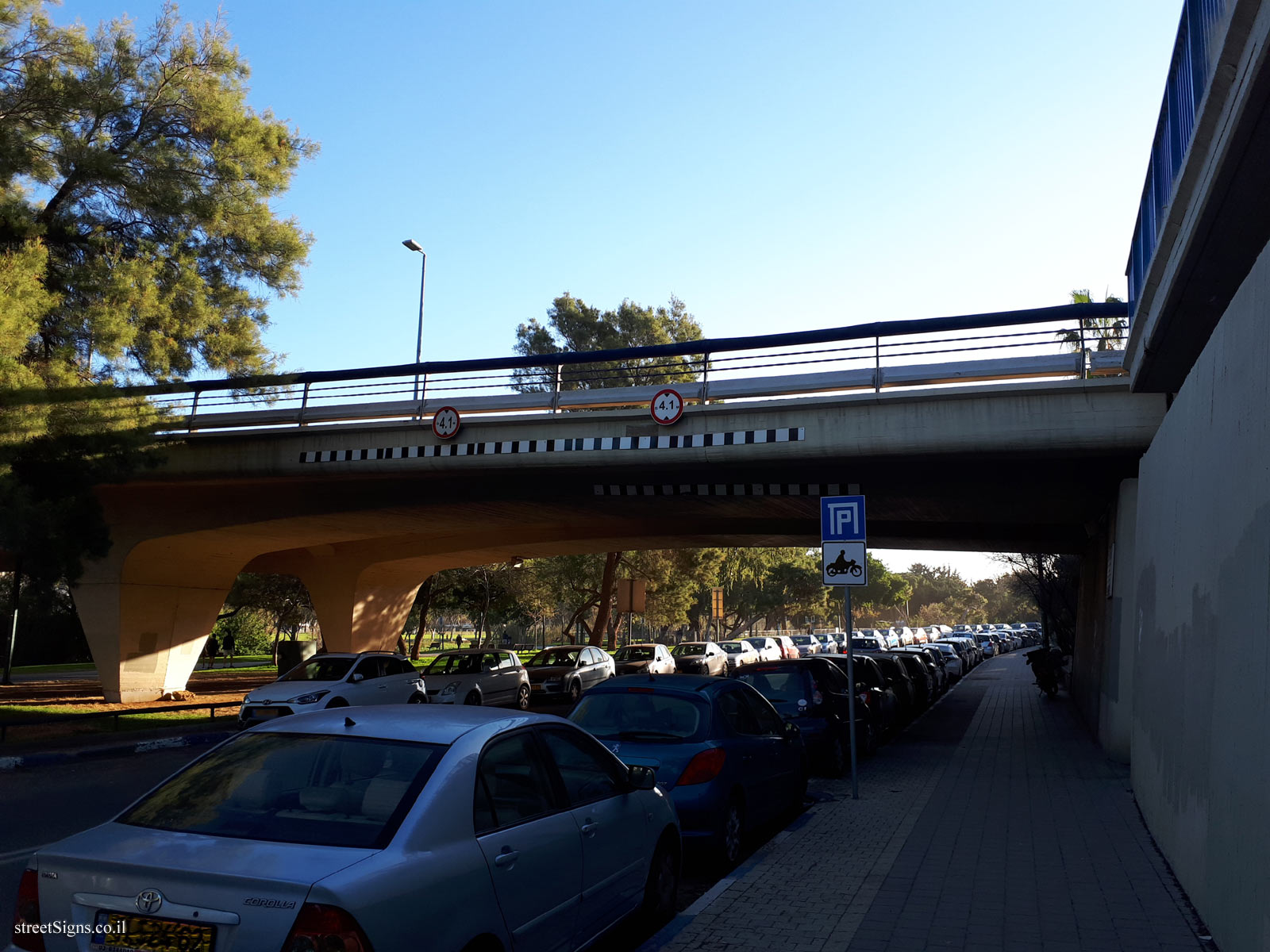 Tel Aviv - Bar-Yehuda Bridge - The base of the bridge