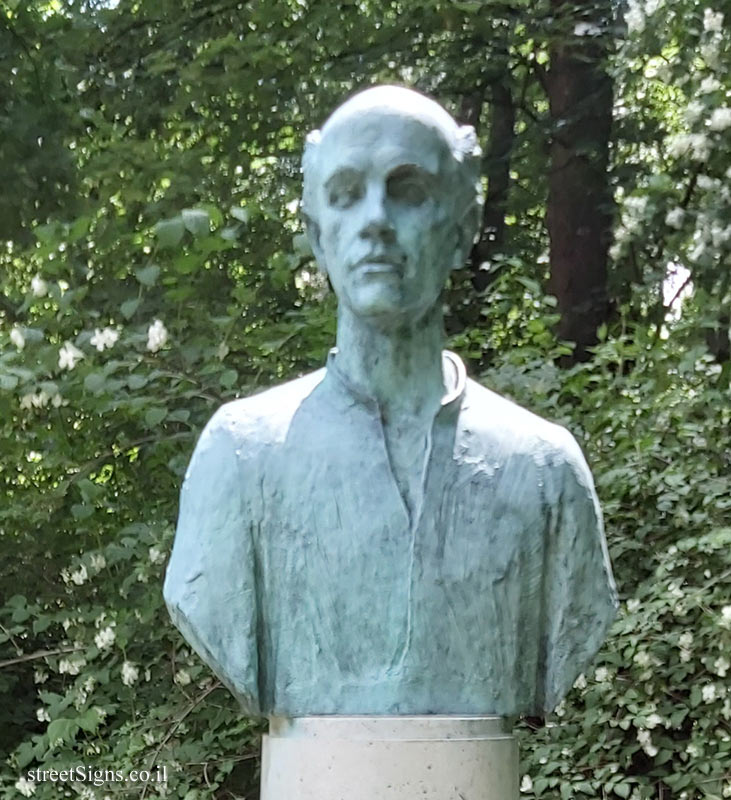 Budapest - Margaret Island - Statue commemorating the painter Gyula Derkovits