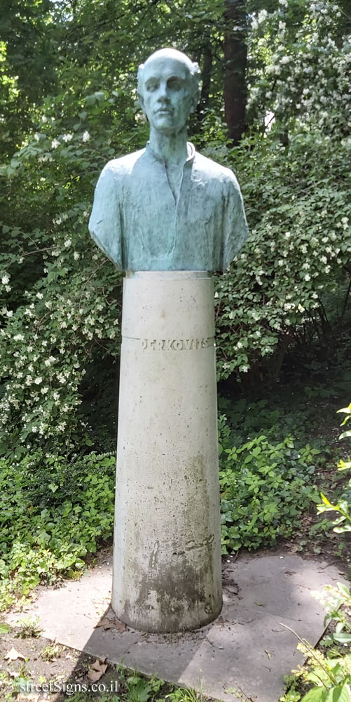 Budapest - Margaret Island - Statue commemorating the painter Gyula Derkovits