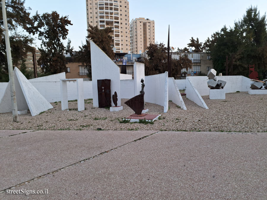 Holon - Sculpture Garden - Igael Tumarkin - Haim Weizman St 59, Holon, Israel