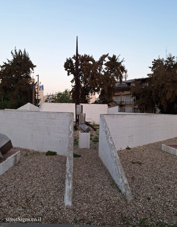 Holon - Sculpture Garden - Igael Tumarkin - Haim Weizman St 59, Holon, Israel