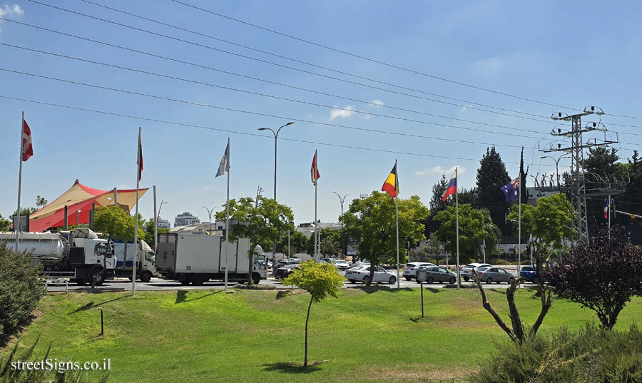 Rishon Lezion - Flags of the countries that voted for the establishment of the State of Israel - Moshe Dayan Boulevard, Rishon LeTsiyon, Israel