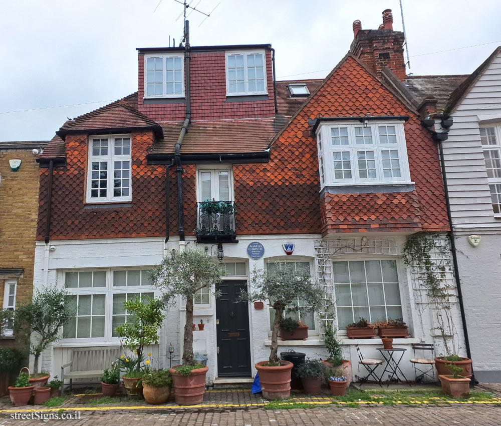 London - commemorative plaque where the author of suspense novels Agatha Christie lived - 22 Cresswell Pl, London SW10 9RB, UK