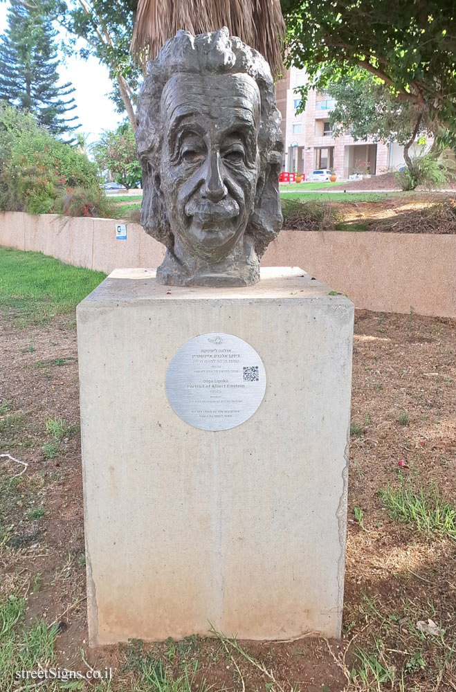 Tel Aviv - "Portrait of Albert Einstein" - Outdoor sculpture by Olga Lipska - Einstein St 17, Tel Aviv-Yafo, Israel