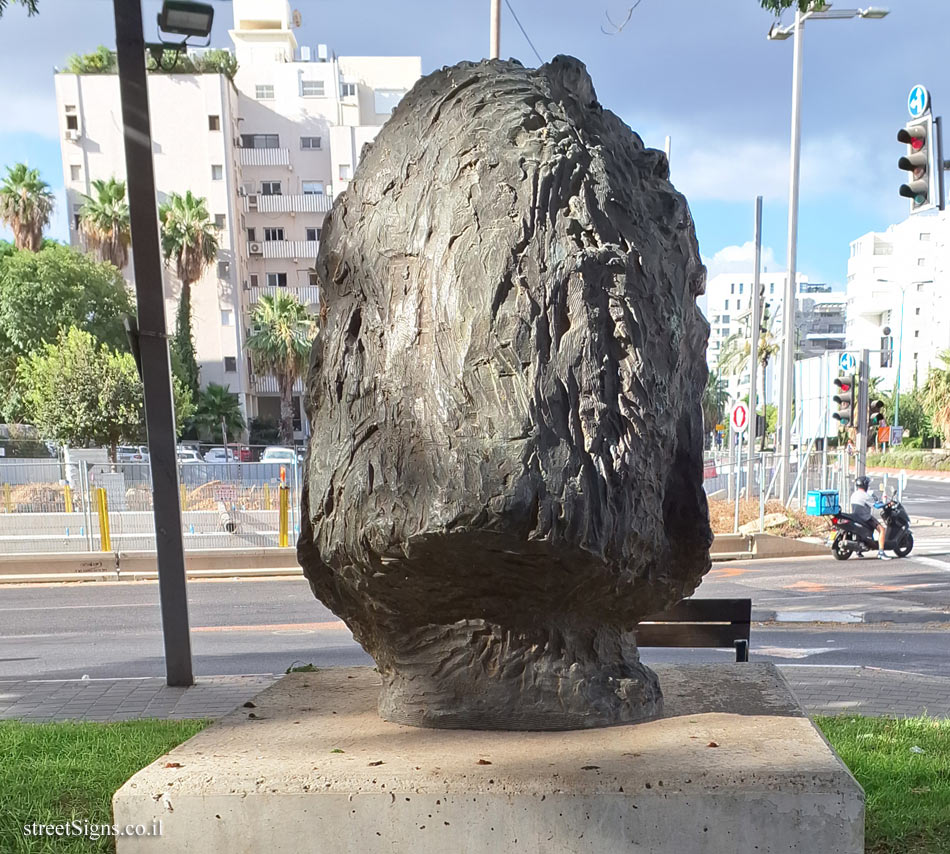 Tel Aviv - "Portrait of Albert Einstein" - Outdoor sculpture by Olga Lipska - Einstein St 17, Tel Aviv-Yafo, Israel