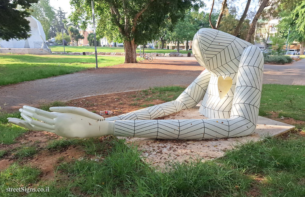 Tel Aviv - "Heavy Worries Rest" - Outdoor sculpture by Addam Yekutieli (Know hope) - Giv’ati/Kiryati, Tel Aviv-Yafo, Israel