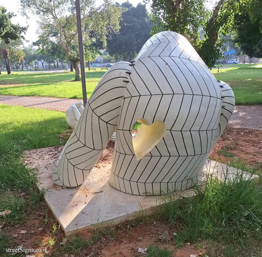 Tel Aviv - "Heavy Worries Rest" - Outdoor sculpture by Addam Yekutieli (Know hope) - Giv’ati/Kiryati, Tel Aviv-Yafo, Israel