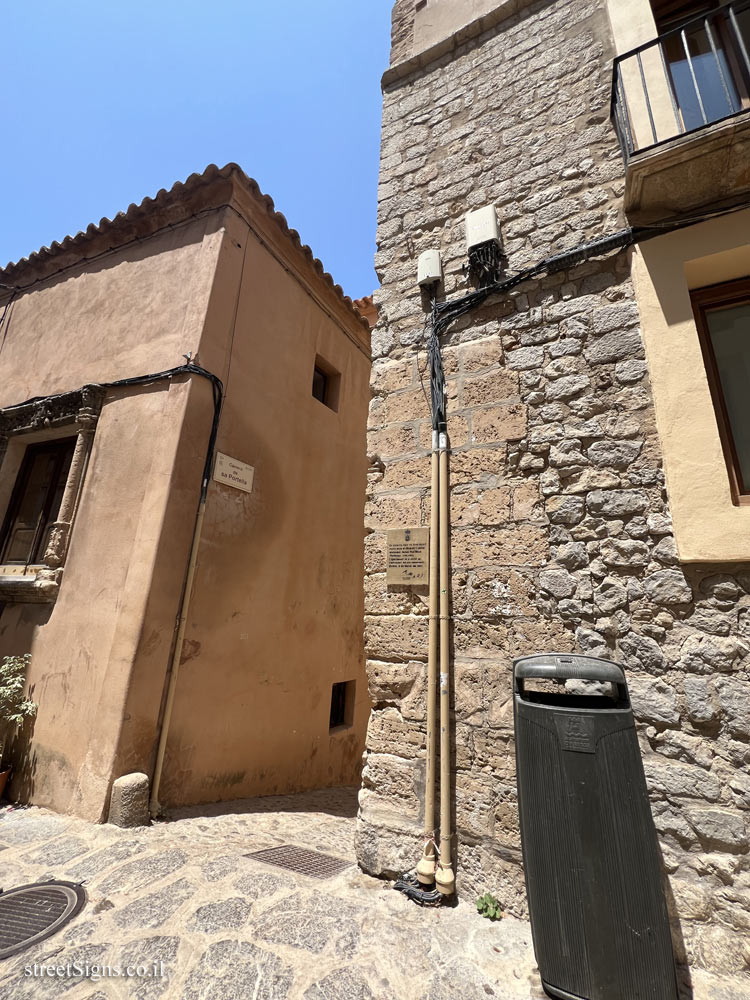 Ibiza - commemorative plaque in the house where the painter Antoni Marí Ribas lived - Carrer Major, 3, 07800 Eivissa, Illes Balears, Spain