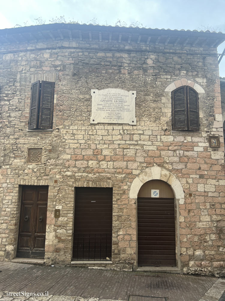 Assisi - commemorative plaque for Giuseppe Leonelli who fell in the First World War - Via Arnaldo Fortini, 26, 06081 Assisi PG, Italy