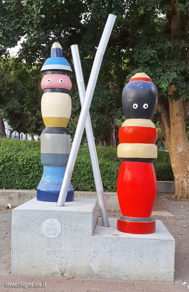 Tel Aviv - "Bright Couple" - Outdoor sculpture by Philip Rantzer - Kibbutz Galuyot Rd 100, Tel Aviv-Yafo, Israel