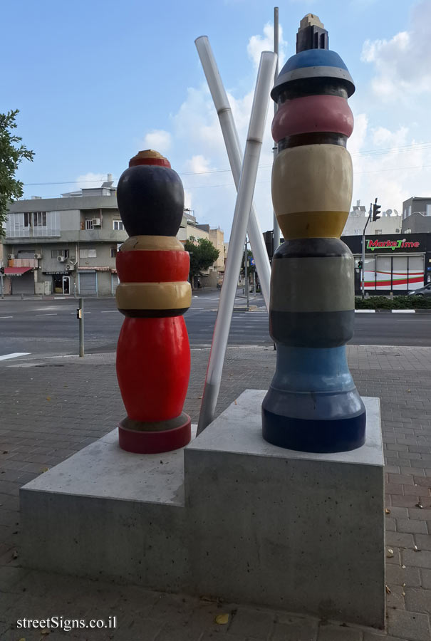 Tel Aviv - "Bright Couple" - Outdoor sculpture by Philip Rantzer - Kibbutz Galuyot Rd 100, Tel Aviv-Yafo, Israel