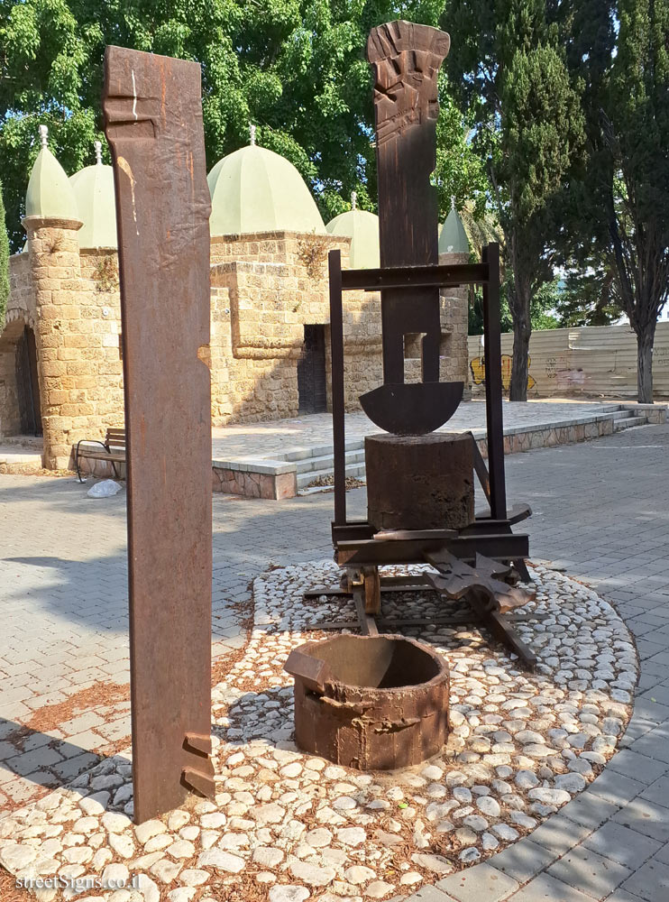 Tel Aviv - Tomarkin sculptures at Abu Nabot Park - Kafka Machine