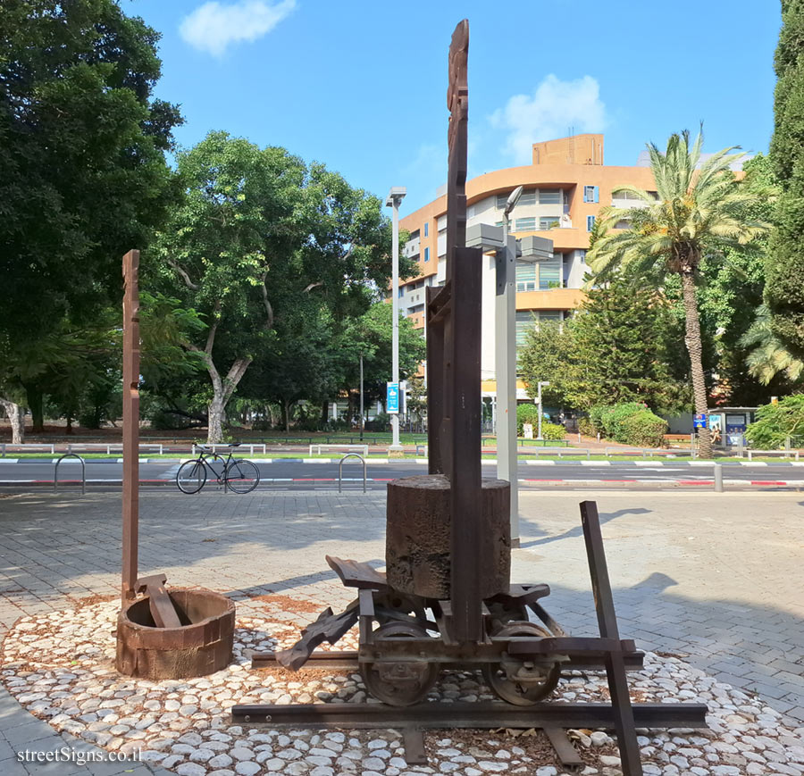 Tel Aviv - Tomarkin sculptures at Abu Nabot Park - Kafka Machine