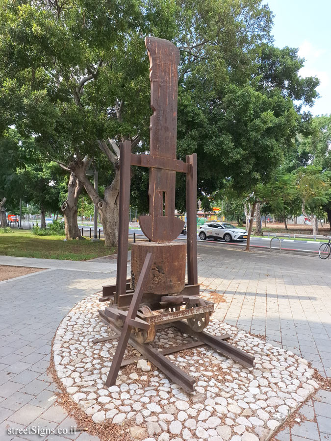 Tel Aviv - Tomarkin sculptures at Abu Nabot Park - Kafka Machine