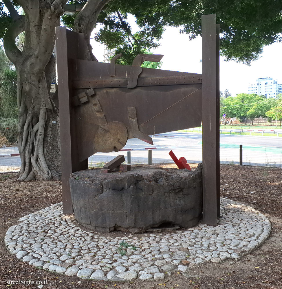 Tel Aviv - Tomarkin sculptures at Abu Nabot Park - Ding