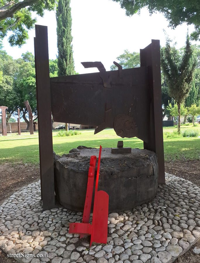 Tel Aviv - Tomarkin sculptures at Abu Nabot Park - Ding