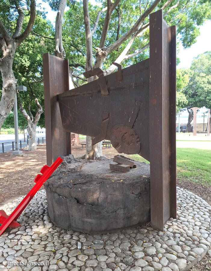 Tel Aviv - Tomarkin sculptures at Abu Nabot Park - Ding