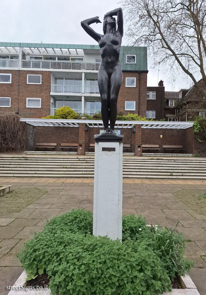 London - "Awakening" outdoor sculpture by Gilbert Ledward - Ropers Gardens, 15 Ropers Orchard, Danvers St, London SW3 5AX, UK