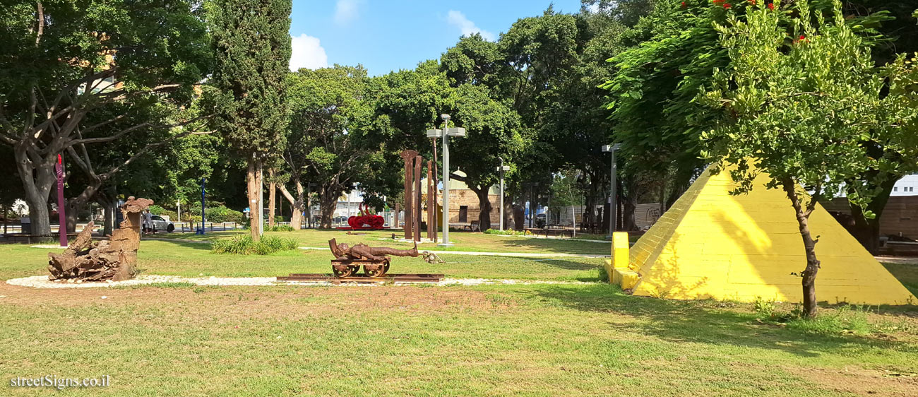 Tel Aviv - Tomarkin sculptures at Abu Nabot Park - Macht Arbeit Frei?