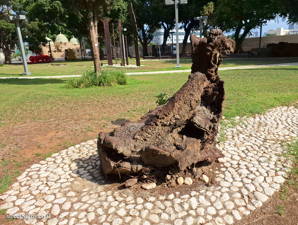 Tel Aviv - Tomarkin sculptures at Abu Nabot Park - Macht Arbeit Frei?