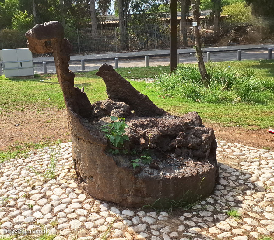 Tel Aviv - Tomarkin sculptures at Abu Nabot Park - Macht Arbeit Frei?