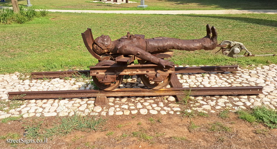 Tel Aviv - Tomarkin sculptures at Abu Nabot Park - Macht Arbeit Frei?