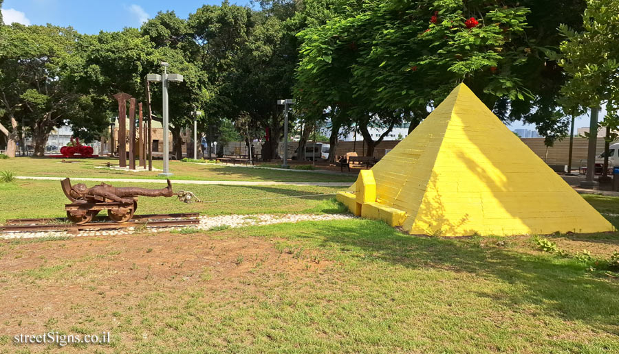 Tel Aviv - Tomarkin sculptures at Abu Nabot Park - Macht Arbeit Frei?