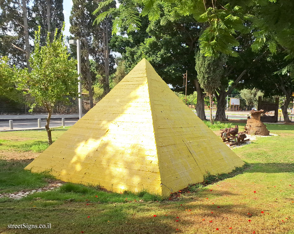 Tel Aviv - Tomarkin sculptures at Abu Nabot Park - Macht Arbeit Frei?