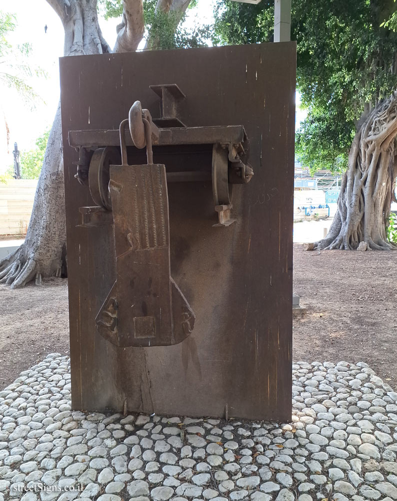 Tel Aviv - Tomarkin sculptures at Abu Nabot Park - Memory of the Future (for Walter Benjamin)