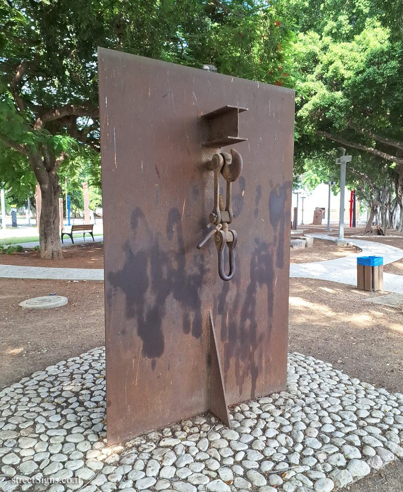 Tel Aviv - Tomarkin sculptures at Abu Nabot Park - Memory of the Future (for Walter Benjamin)