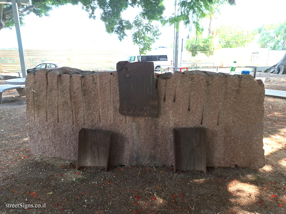 Tel Aviv - Tomarkin sculptures at Abu Nabot Park - Pax