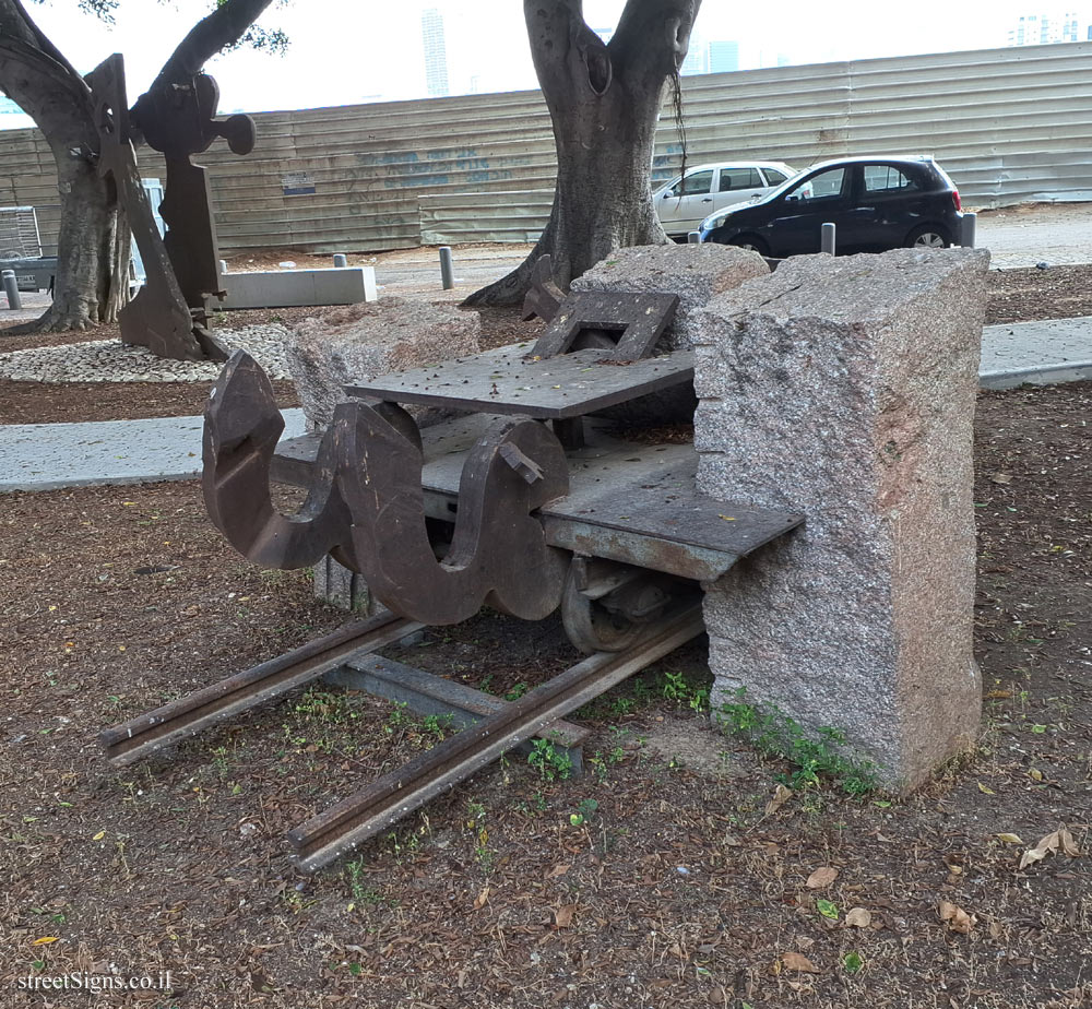 Tel Aviv - Tomarkin sculptures at Abu Nabot Park - Stabile Mobile - Millennium Altar