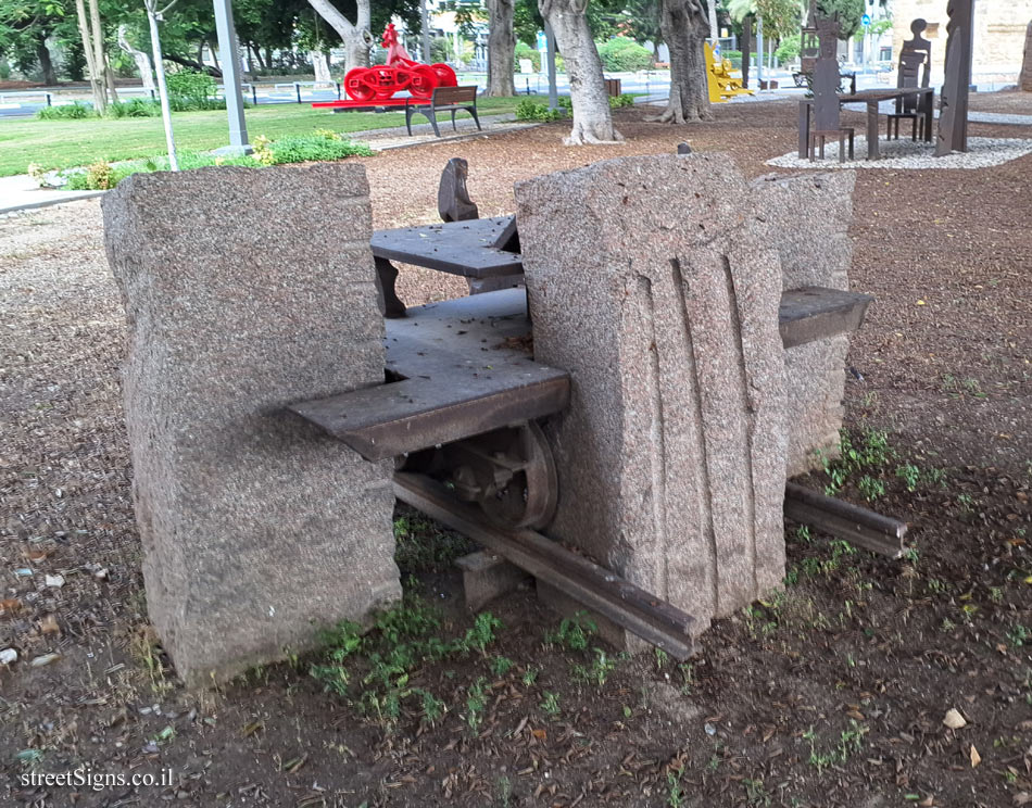 Tel Aviv - Tomarkin sculptures at Abu Nabot Park - Stabile Mobile - Millennium Altar