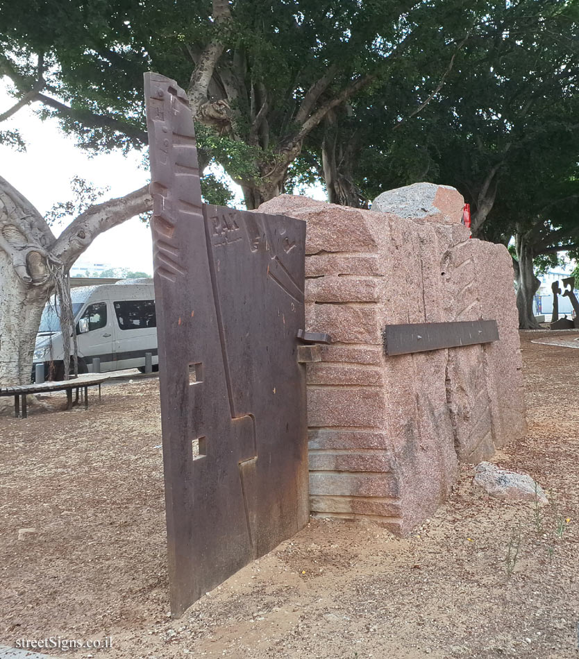 Tel Aviv - Tomarkin sculptures at Abu Nabot Park - Locked