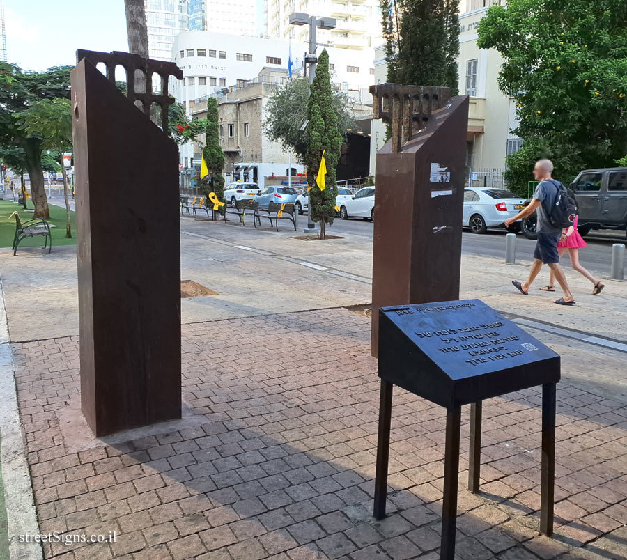 Tel Aviv - "Aqueduct" outdoor sculpture by Eran Shakine - Rothschild Blvd 150, Tel Aviv-Yafo, Israel