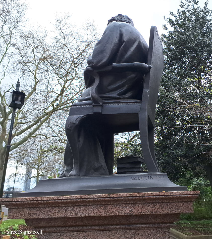 London - The statue of the historian Thomas Carlyle - 63 Chelsea Embankment, London SW11 3BG, UK