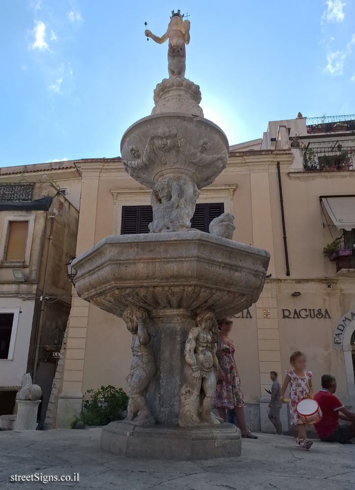 Taormina - The fountain in Piazza Duomo - Piazza Duomo, 7, 98039 Taormina ME, Italy