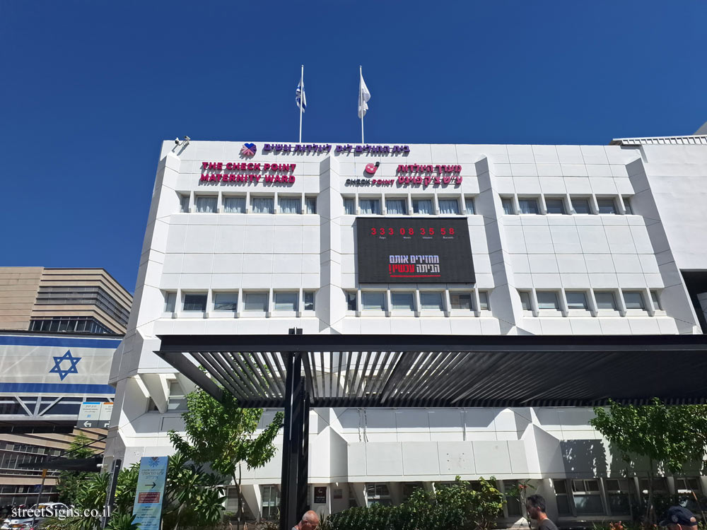 Tel Aviv - A clock counting the time spent in captivity by hostages from the October 7 attack - Ichilov Complex 401, Tel Aviv-Yafo, Israel