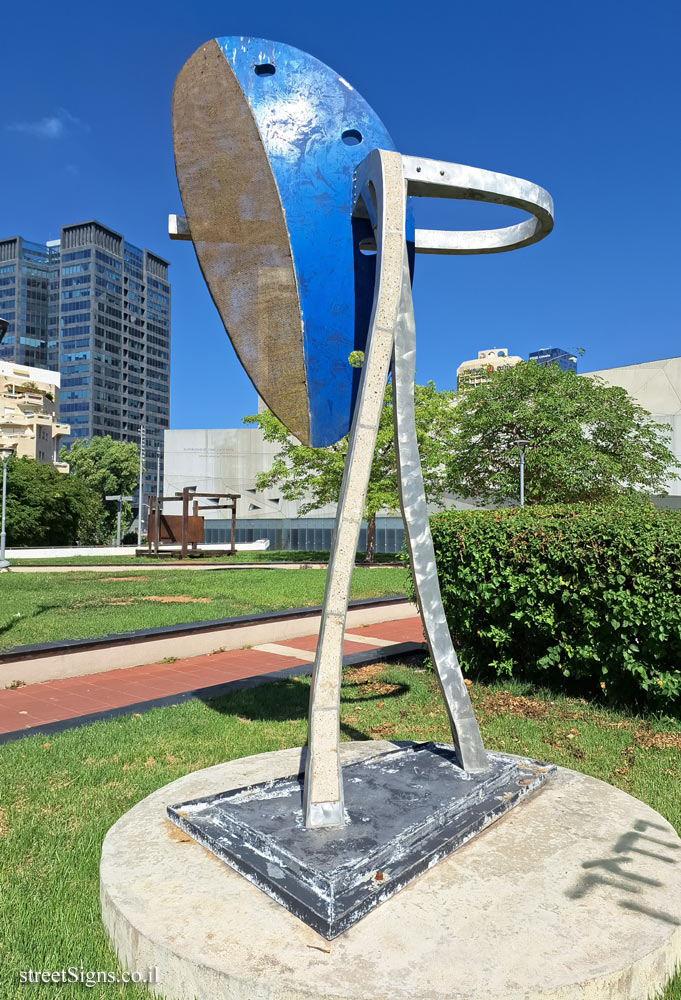 Tel Aviv - "A magnificent step" - Outdoor sculpture by Zigi Ben-Haim - Leonardo da Vinci St 30, Tel Aviv-Yafo, Israel