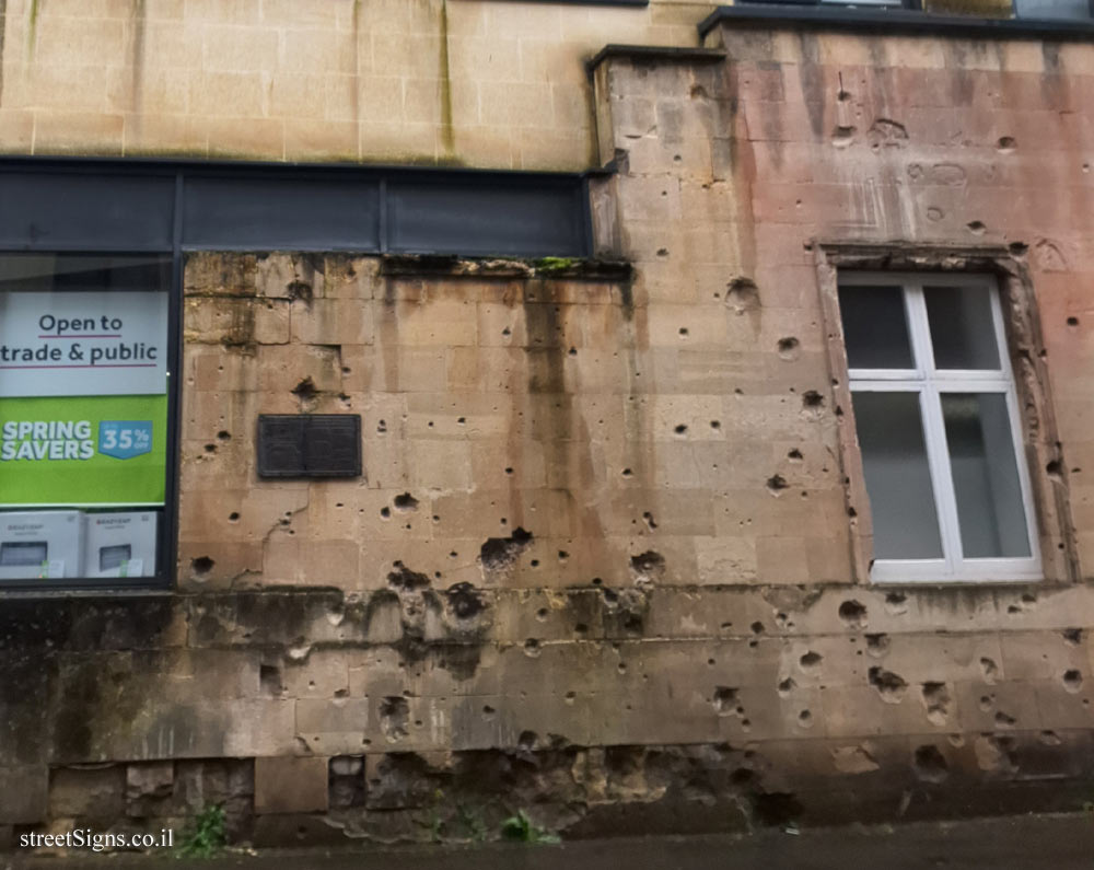 Bath - Commemorative plaque for the dead of the Baedeker Blitz in World War II - 3 James St W, Bath BA1 2BX, UK