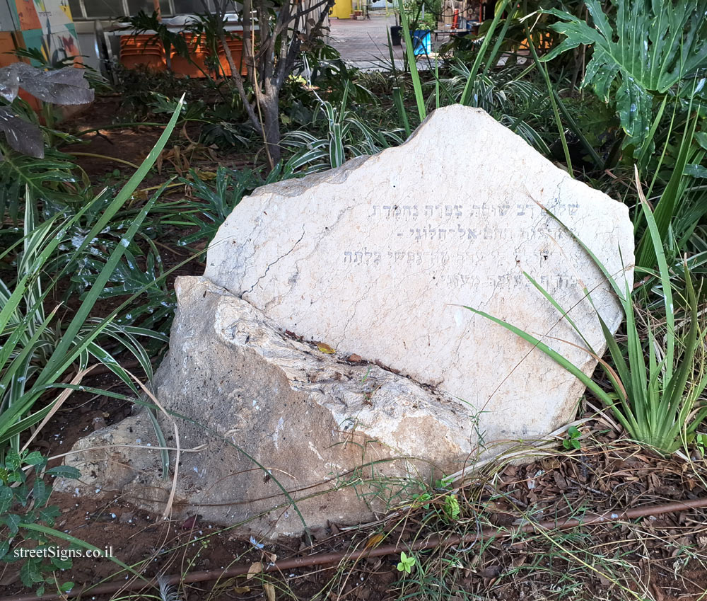 Ramat Gan - Bialik statue in Rambam Square - To the Bird