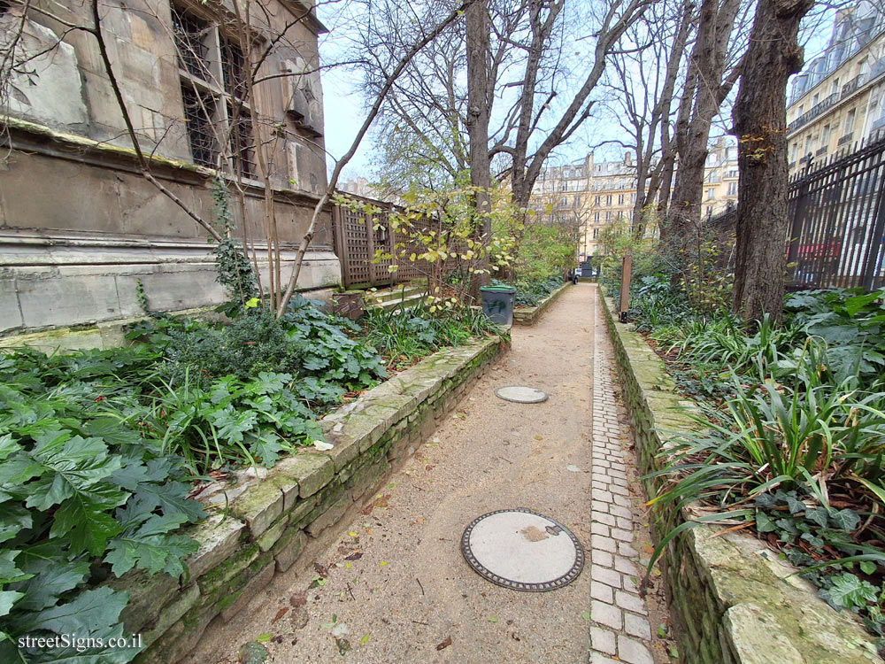 Paris - Gardens - Cluny Museum of the Middle Ages garden - 27 Rue du Sommerard, 75005 Paris, France